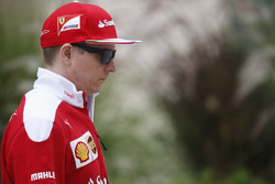 Kimi Raikkonen, Ferrari, con la felpa la cui replica è in palio per il GP Predictor del GP dell'Azerbaijan