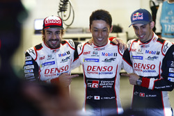 Гонщики Toyota Gazoo Racing Себастьен Буэми, Казуки Накаджима и Фернандо Алонсо