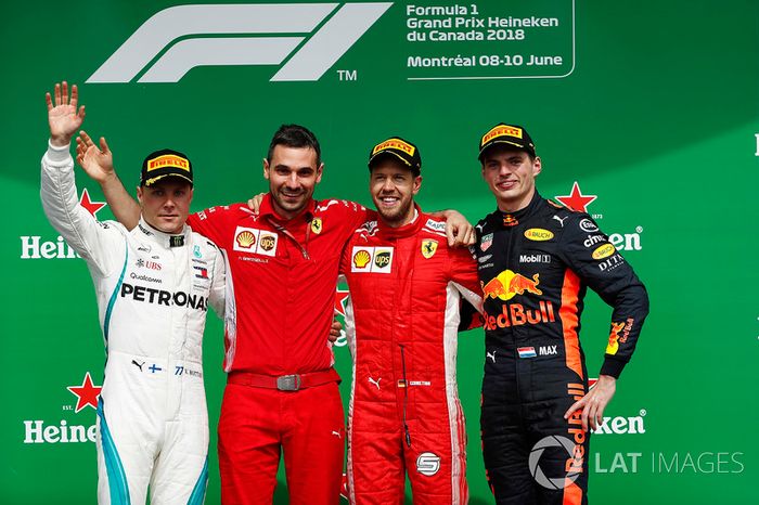 Sebastian Vettel, Ferrari, celebra en el podio con Valtteri Bottas, Mercedes AMG F1 y Max Verstappen, Red Bull