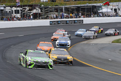 Kyle Busch, Joe Gibbs Racing, Toyota Camry Interstate Batteries ed Erik Jones, Joe Gibbs Racing, Toyota Camry DeWalt