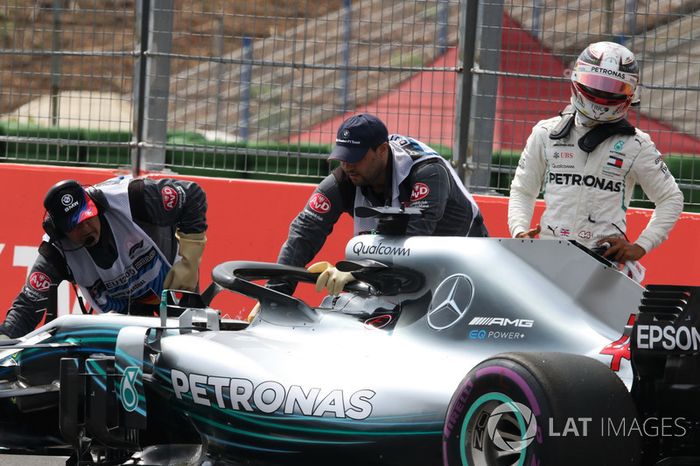 Lewis Hamilton, Mercedes-AMG F1 W09, se detiene en pista