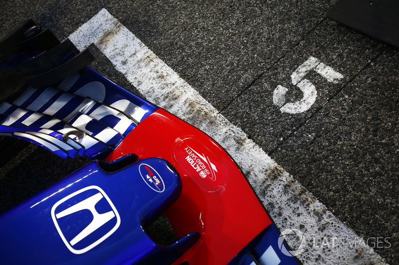 La voiture de Pierre Gasly, Toro Rosso STR13 Honda, sur la grille