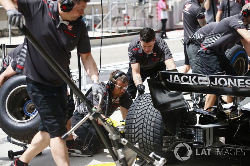 Haas Mechanic during pit stop practice