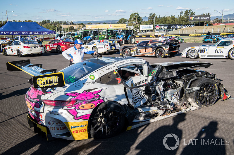 Después del accidente: Mercedes AMG GT3 (No. 19), Nineteen Corp P / L