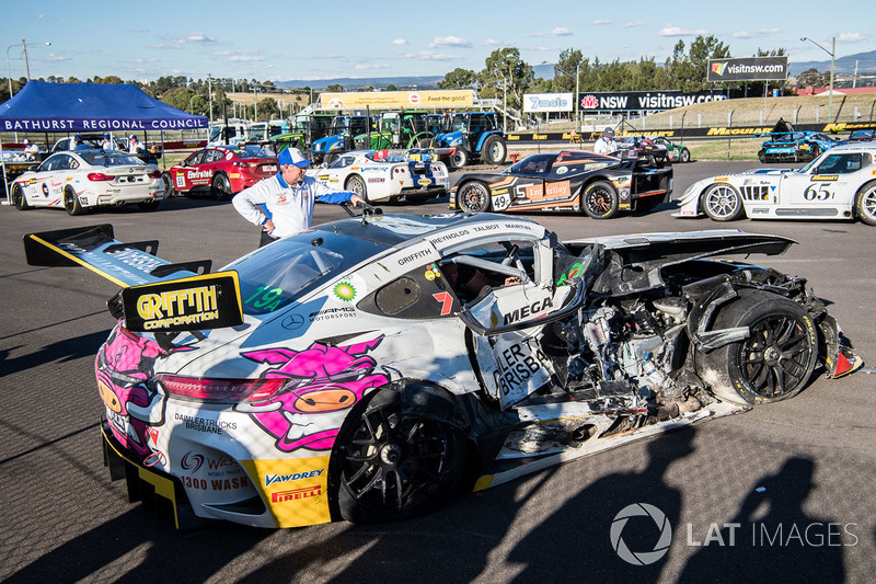 #19 Nineteen Corp P/L Mercedes AMG GT3: David Reynolds, John Martin, Liam Talbot, Mark Griffith na de crash