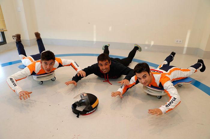 Marc Márquez y Dani Pedrosa durante el evento de Repsol en 'Fly Madrid'