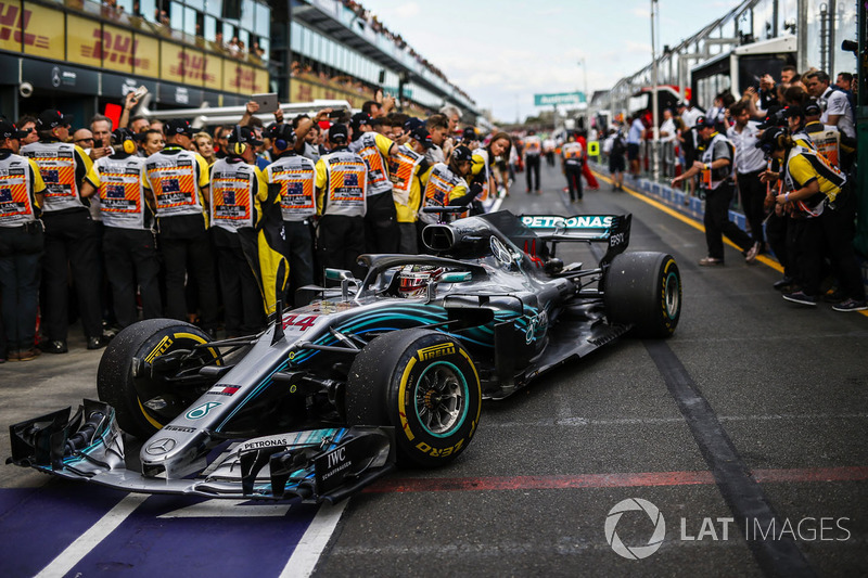 Lewis Hamilton, Mercedes-AMG F1 W09 EQ Power+ dans le Parc Fermé