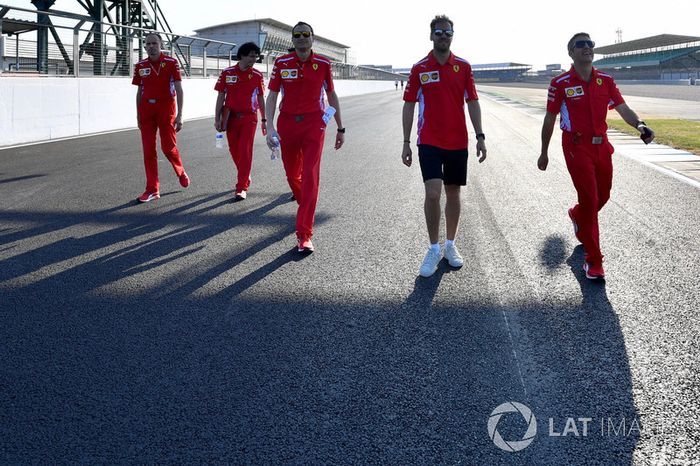 Sebastian Vettel, Ferrari, recorre la pista con el equipo