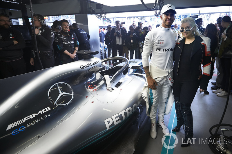 Christina Aguilera con Lewis Hamilton, Mercedes AMG F1