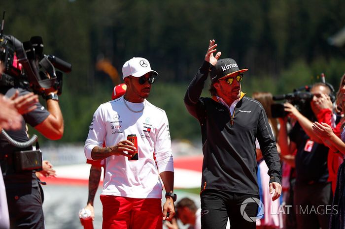 Lewis Hamilton, Mercedes AMG F1, y Fernando Alonso, McLaren