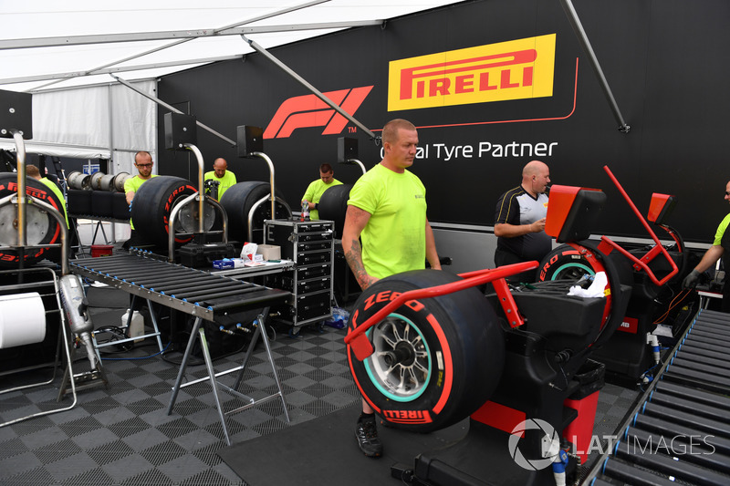 Area di preparazione delle gomme Pirelli