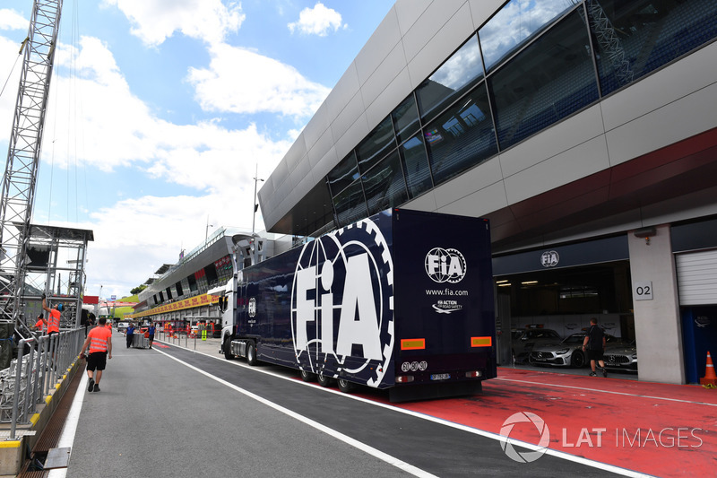 Camion FIA in pit lane