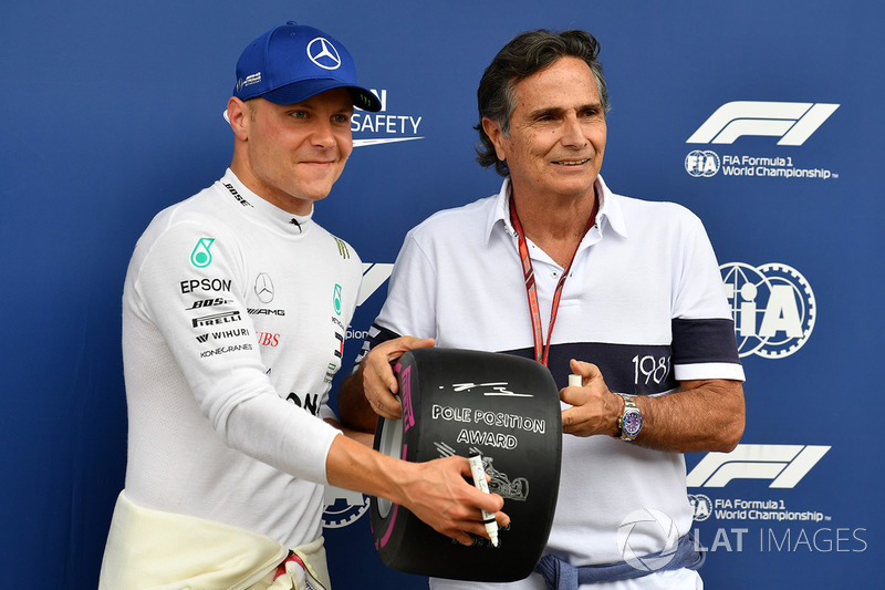 Zwycięzca kwalifikacji Valtteri Bottas, Mercedes AMG F1 otrzymuję nagrodę Pirelli Pole Position Awaard od Nelsona Piqueta