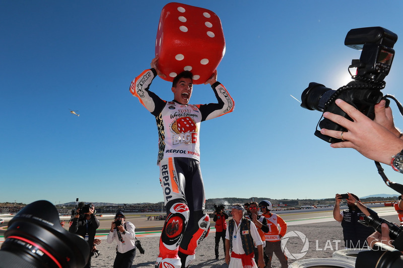 Marc Márquez campeón del mundo, del equipo Repsol Honda celebra