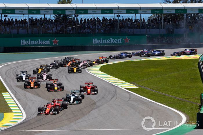 Sebastian Vettel, Ferrari SF70H, Valtteri Bottas, Mercedes AMG F1 W08, Kimi Raikkonen, Ferrari SF70H, Max Verstappen, Red Bull Racing RB13, Fernando Alonso, McLaren MCL32, the rest of the field at the start