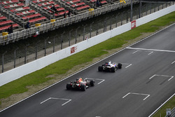 Pierre Gasly, Scuderia Toro Rosso STR13 et Max Verstappen, Red Bull Racing RB14