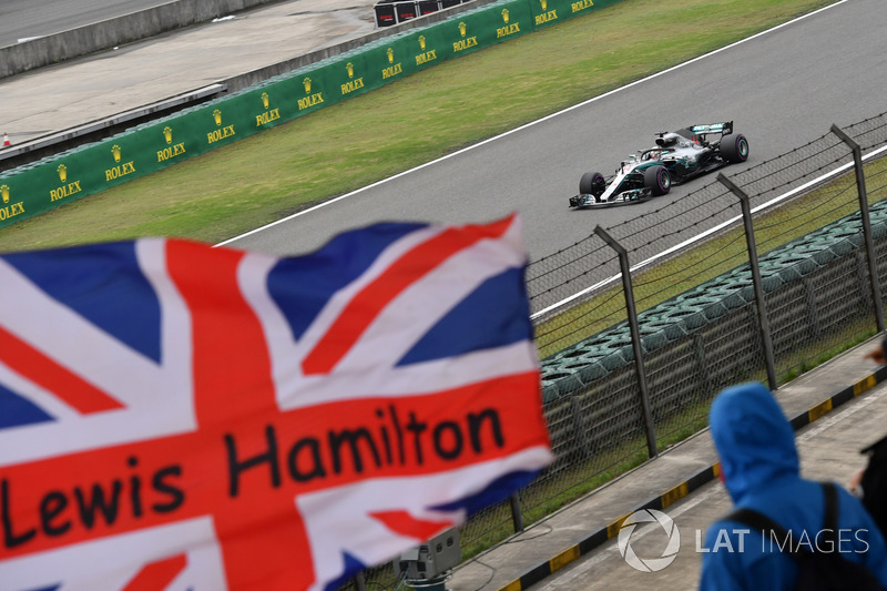 Lewis Hamilton, Mercedes-AMG F1 W09 EQ Power+ y bandera de la Unión