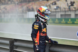 Daniel Ricciardo, Red Bull Racing stopped on track in FP3