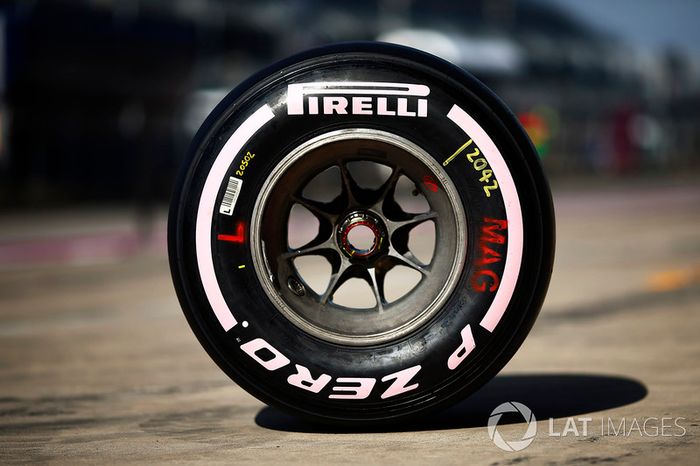 Neumáticos Pirelli con marcas color rosa en apoyo a la concienciación del cáncer de mama