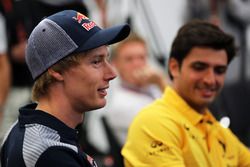 Brendon Hartley, Scuderia Toro Rosso and Carlos Sainz Jr., Renault Sport F1 Team