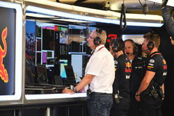 Dr Helmut Marko, Consulente in Red Bull Motorsport, nel garage