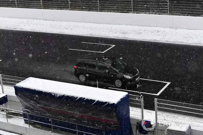 Une voiture en piste sous la neige