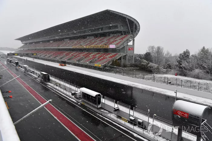 La ligne droite des stands sous la neige