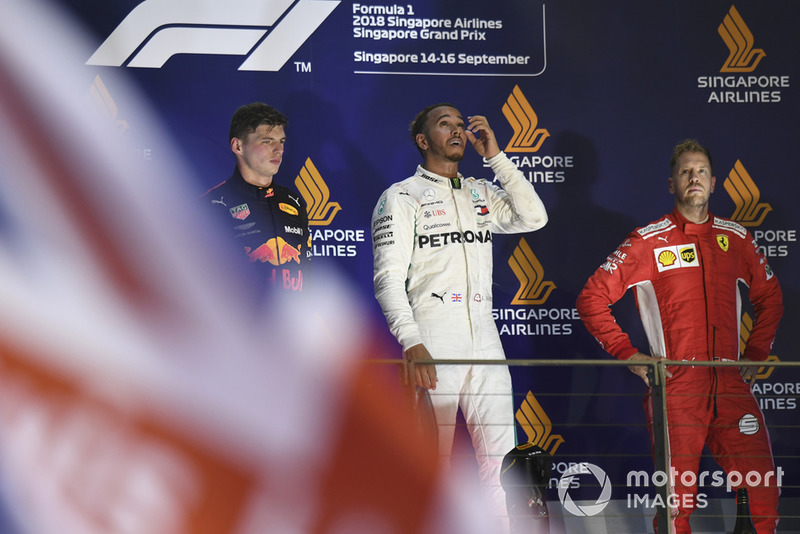 (Da sx a dx): Max Verstappen, Red Bull Racing, Lewis Hamilton, Mercedes AMG F1 e Sebastian Vettel, Ferrari, festeggiano sul podio