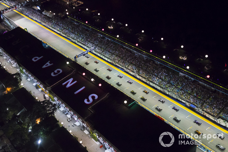 Старт гонки: впереди Льюис Хэмилтон, Mercedes AMG F1 W09, Макс Ферстаппен, Red Bull Racing RB14, и Себастьян Феттель, Ferrari SF71H