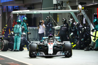 Lewis Hamilton, Mercedes AMG F1 W09 EQ Power+, lascia il box dopo un pit stop