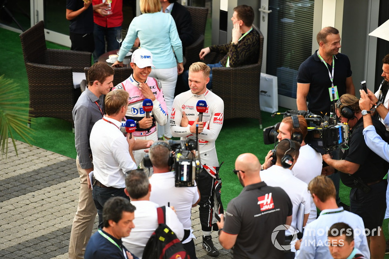 Kevin Magnussen, Haas F1 Team et Esteban Ocon, Racing Point Force India F1 Team parlent avec Paul di Resta, Sky TV et Simon Lazenby, Sky TV