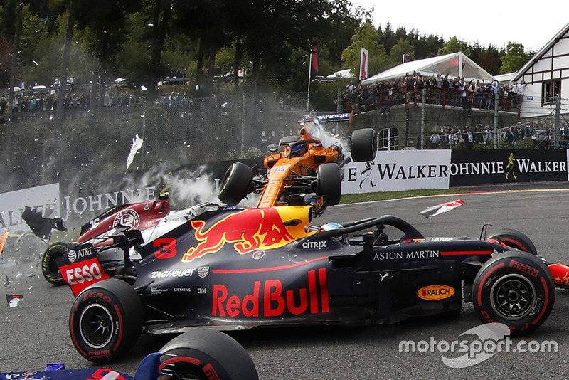 Fernando Alonso, McLaren MCL33 melayang ke arah Charles Leclerc, Sauber C37, di GP Belgia