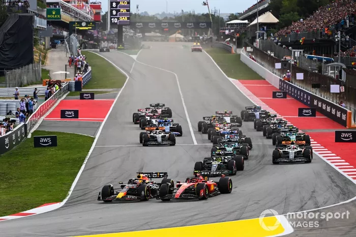 Max Verstappen, Red Bull Racing RB19, Carlos Sainz, Ferrari SF-23, Lewis Hamilton, Mercedes F1 W14, Lance Stroll, Aston Martin AMR23, Lando Norris, McLaren MCL60, el resto de la parrilla en la salida.