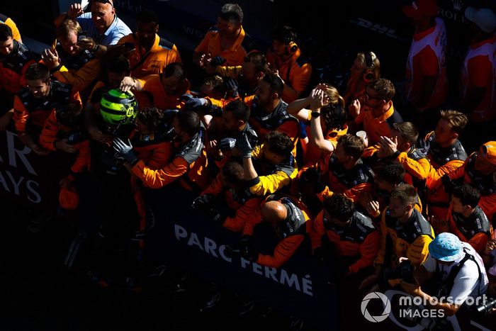 Lando Norris, McLaren, 2ª posición, celebra con su equipo su llegada a Parc Ferme