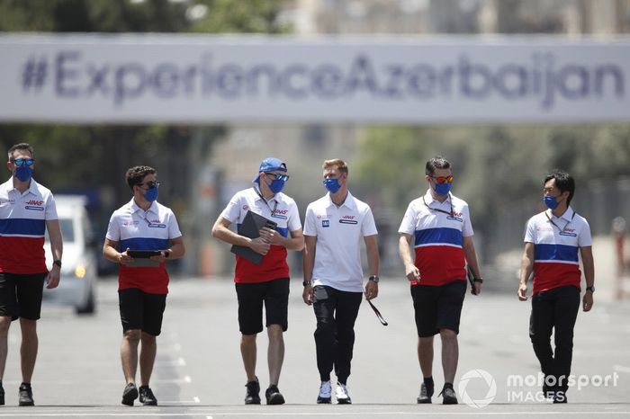 Mick Schumacher, Haas VF-21 and team members track walk
