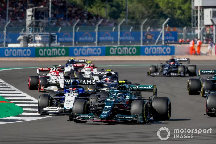 Sebastian Vettel, Aston Martin AMR21, George Russell, Williams FW43B