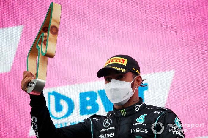 Podio: segundo lugar Lewis Hamilton, Mercedes