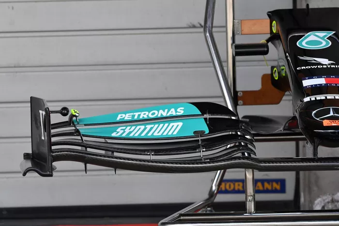 Detalle del ala delantera del Mercedes W12