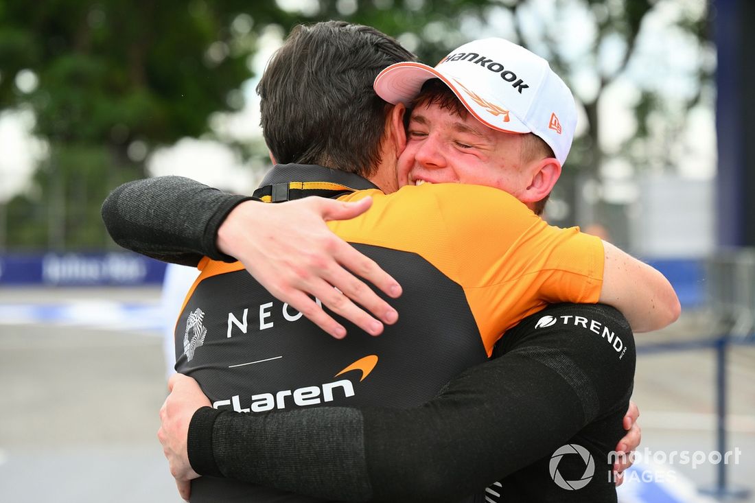 El tercer clasificado Taylor Barnard , NEOM McLaren Formula E Team es abrazado por Ian James, Team Principal de NEOM McLaren Formula E Team, en parc ferme