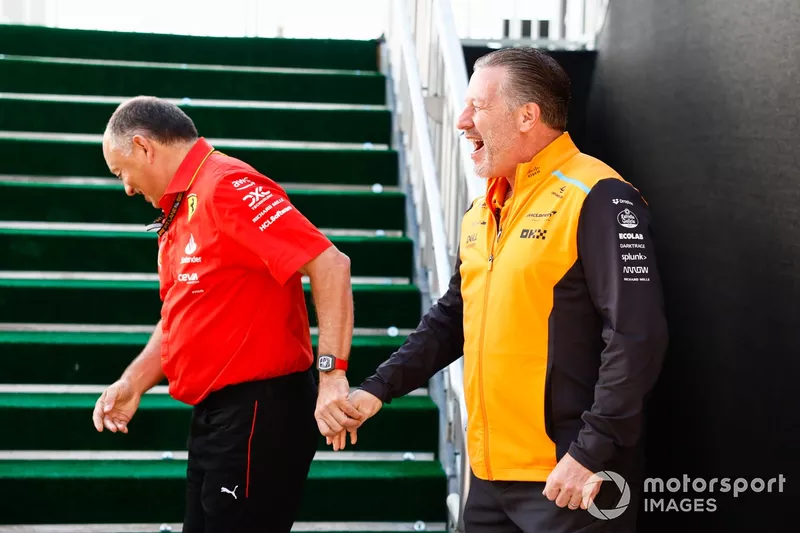 Frederic Vasseur, Diretor de Equipa e Diretor Geral da Scuderia Ferrari e Zak Brown, CEO da McLaren Racing 
