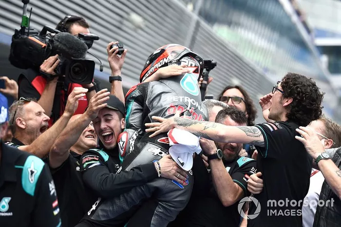 Ganador de la pole Fabio Quartararo, Petronas Yamaha SRT celebra