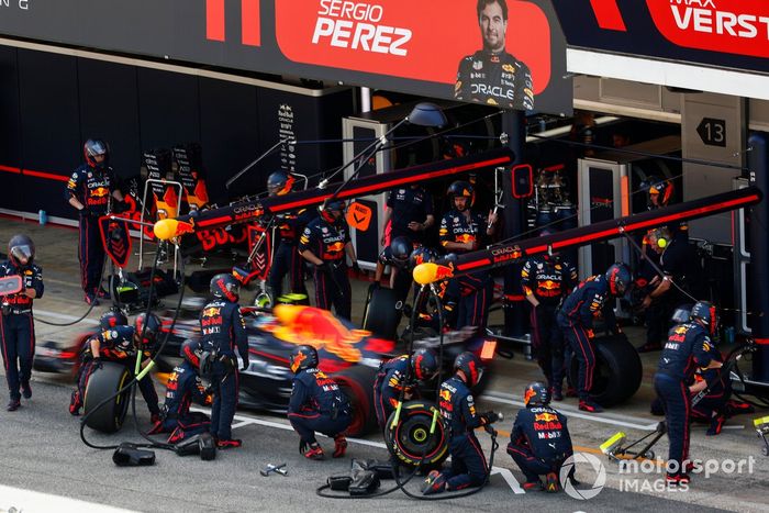Sergio Pérez, Red Bull Racing RB18, hace una parada en boxes 