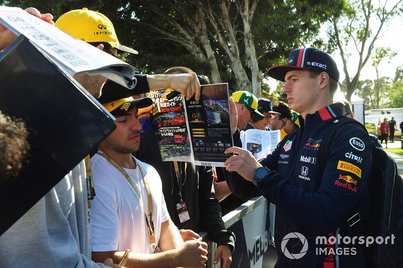 Max Verstappen, Red Bull Racing, firma autografi ai tifosi