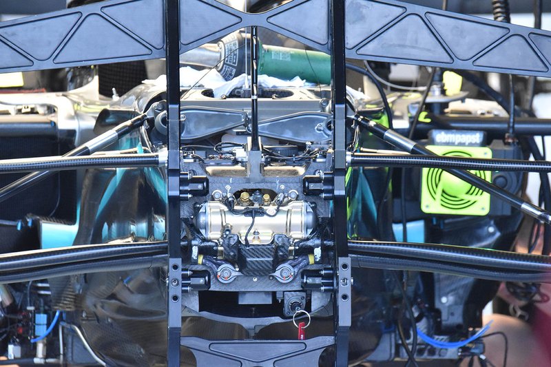 Mercedes W10, dettaglio della sospensione anteriore aperta