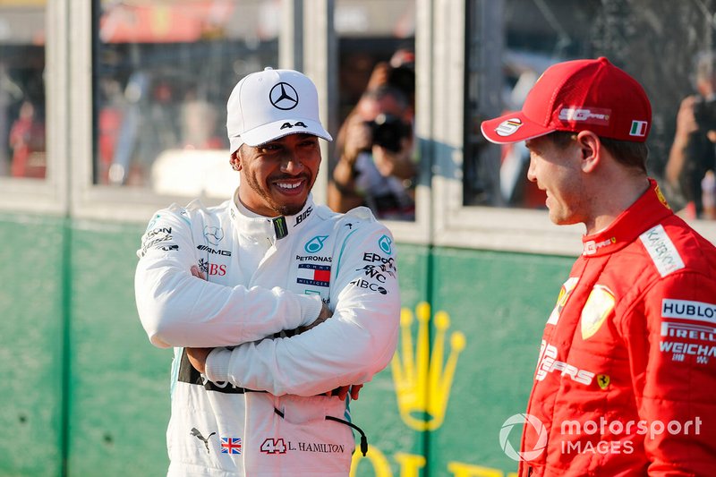 Il poleman Lewis Hamilton, Mercedes AMG F1 e Sebastian Vettel, Ferrari nel Parco Chiuso