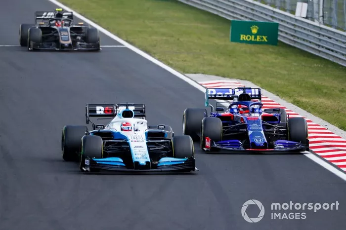 George Russell, Williams Racing FW42, precede Daniil Kvyat, Toro Rosso STR14, e Kevin Magnussen, Haas F1 Team VF-19