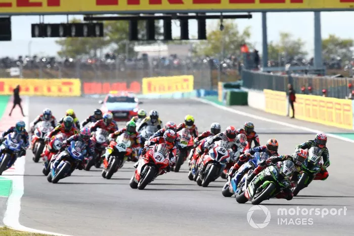 Jonathan Rea, Kawasaki Racing Team leads the start