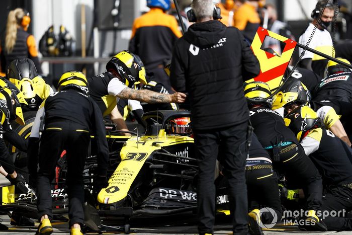 Esteban Ocon, Renault F1 Team R.S.20, pits