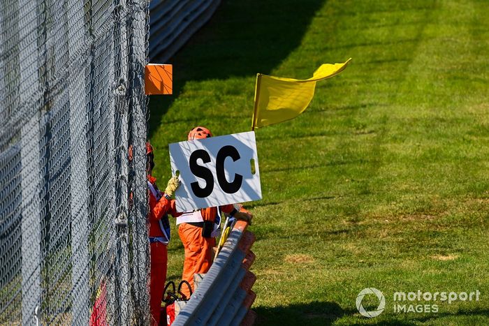Los oficiales despliegan la señal de Safety Car