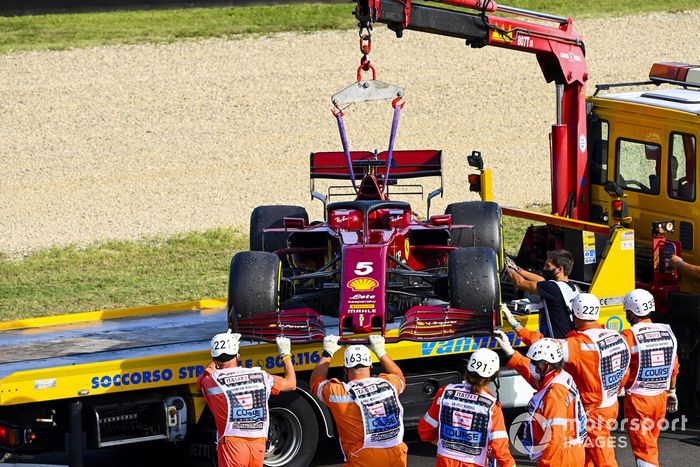 El monoplaza de Sebastian Vettel, Ferrari SF1000,es montado en una grúa